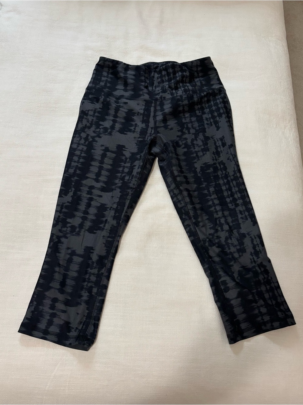Women’s DSG Black & Dark Gray Patterned Capri Leggings